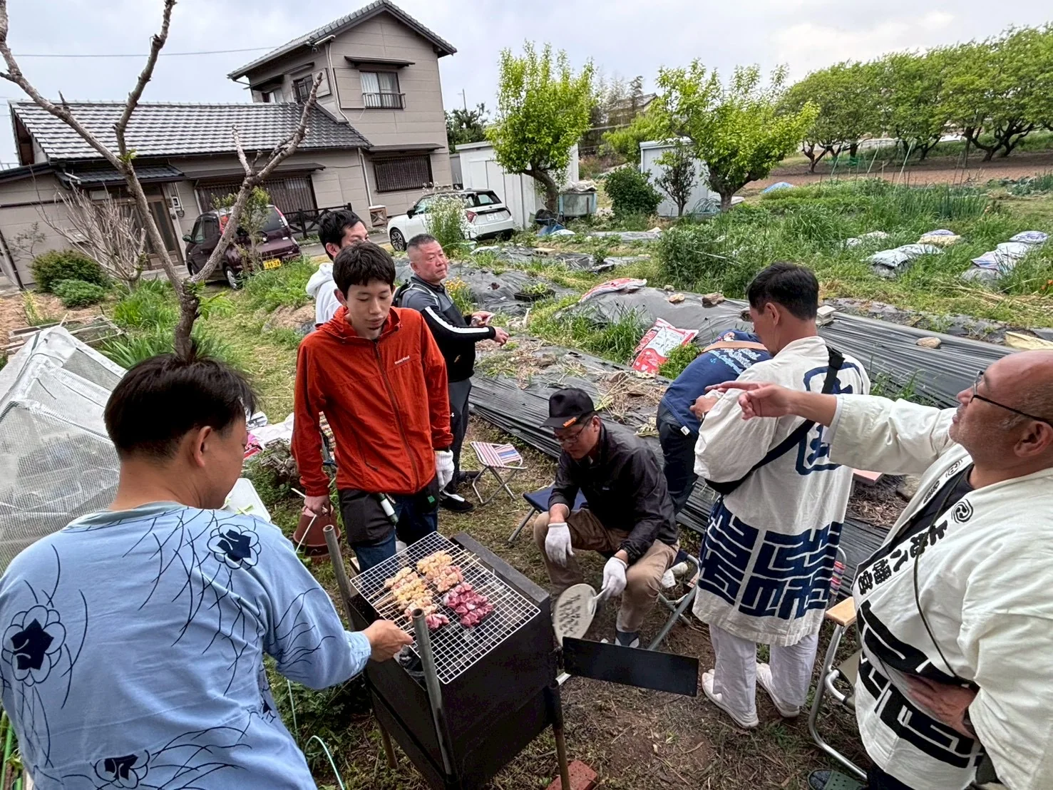 畑でBBQを楽しむメンバー