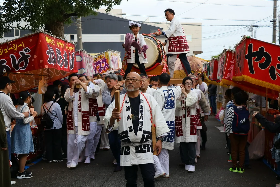 上地八幡宮例大祭で担ぎ太鼓を囲む應呼藤六連の参加者